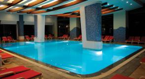VON RESORT GOLDEN COAST Pools & Beach